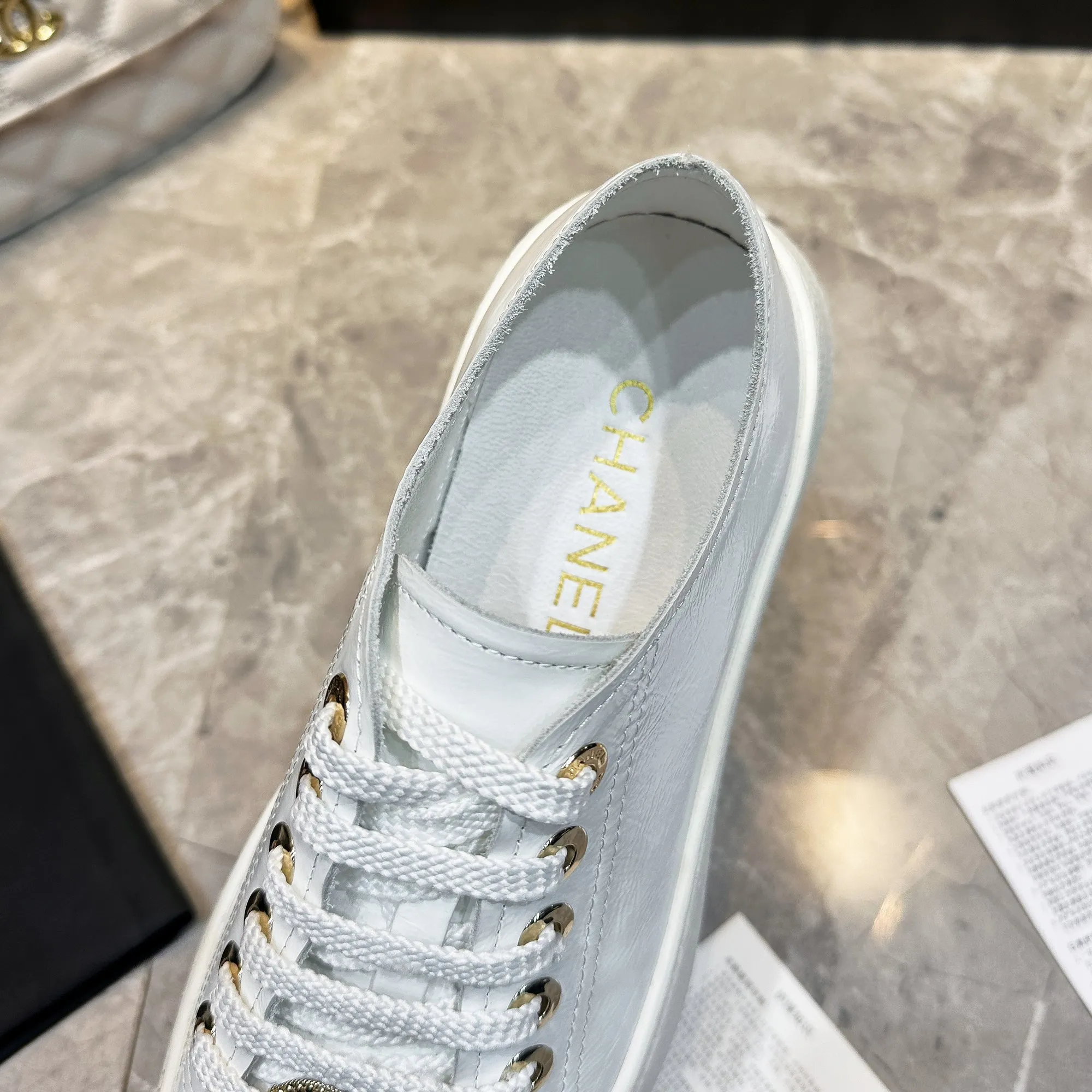 👟👟Ex-factory price 440👟👟 Chanel Chanel - 2024 counter top casual sports shoes This classic design; the upper is electro-embroidered with a variety of craftsmanship; the outsole is fashionable and sporty; it is extraordinary and incorporates a variety of color matching elements... The diversified mix and match is very good-looking and versatile, casual, fashionable, sports and outdoor can be taken into account... ꫛꫀꪝ Go➫ Material: ❶Upper made of: Original imported cowhide ❷Inside made of: original imported breathable sheepskin ❸Outsole based on: original TPU outsole Full set of boutique packaging for women 35–41